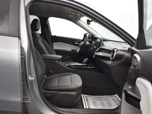 Used 2025 Chevrolet Trax LT w/ LT Convenience Package FWD image 17