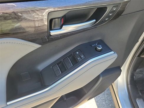 Used 2023 Toyota Highlander Platinum image 15