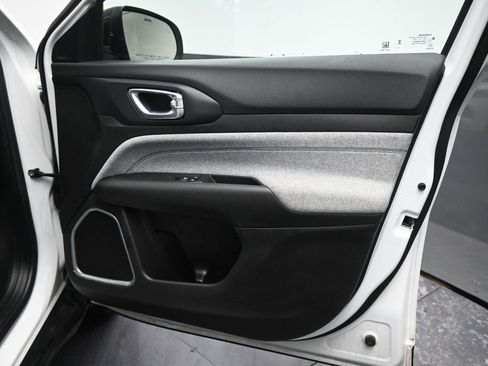 Used 2024 Jeep Compass Latitude image 18