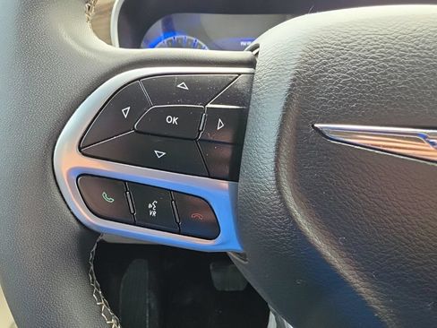 Used 2023 Chrysler Pacifica Limited FWD image 11