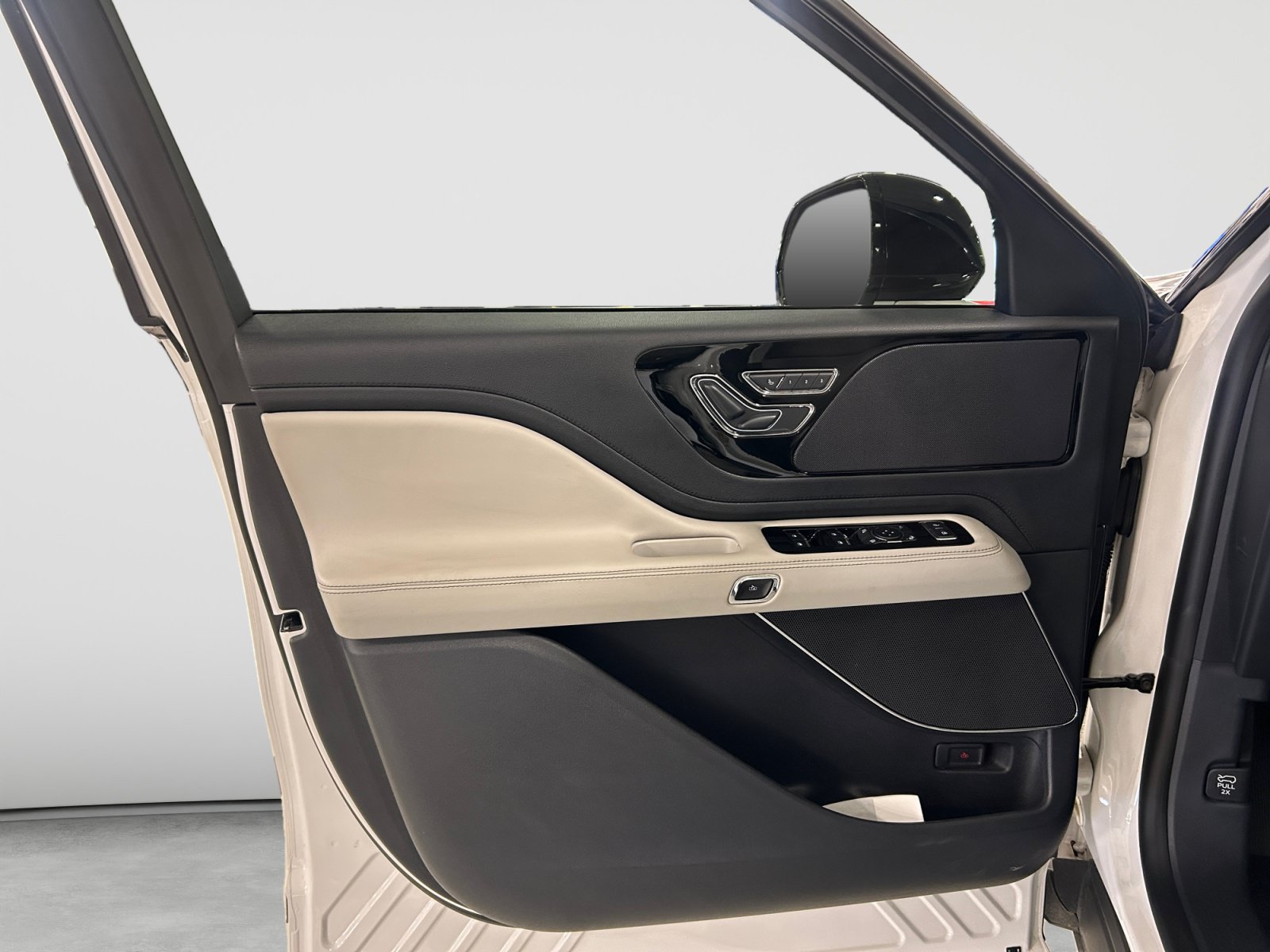 Used 2025 Lincoln Aviator 2WD image 7