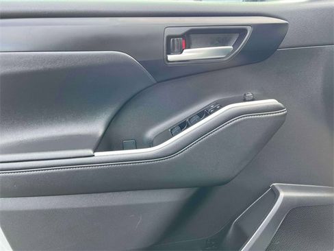 Certified 2025 Toyota Highlander XSE image 21