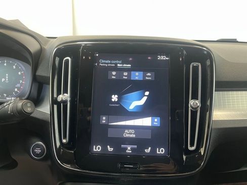 Used 2022 Volvo XC40 T5 Momentum image 16