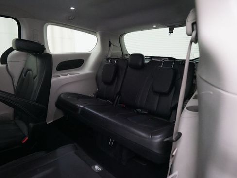 Used 2024 Chrysler Pacifica Touring-L FWD image 17