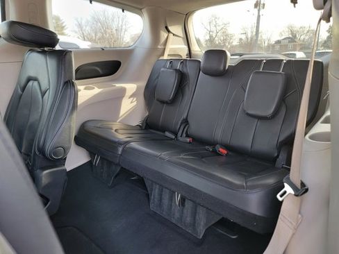 Used 2022 Chrysler Pacifica Touring-L image 22