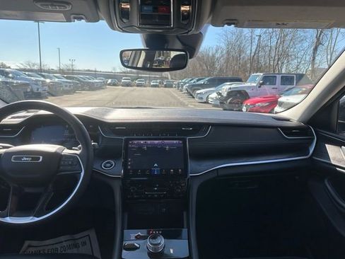 Used 2023 Jeep Grand Cherokee L Limited w/ Black Appearance Package image 23