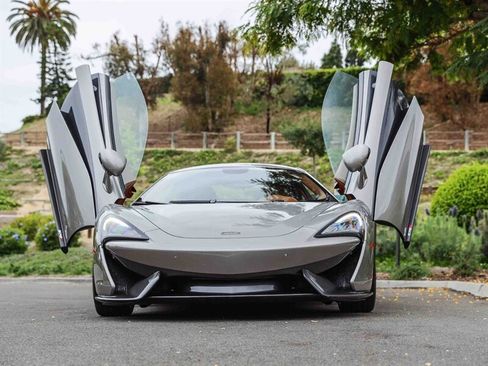 Used 2016 McLaren 570S Coupe RWD image 11