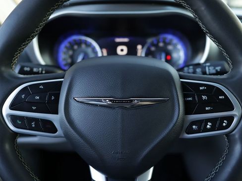 Used 2023 Chrysler Pacifica Touring-L image 11