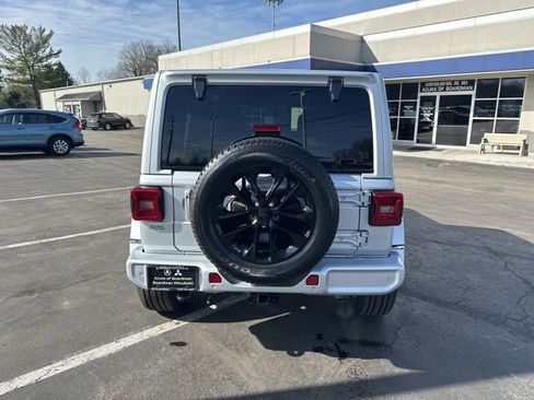Used 2022 Jeep Wrangler Unlimited Sahara AWD/4WD image 4