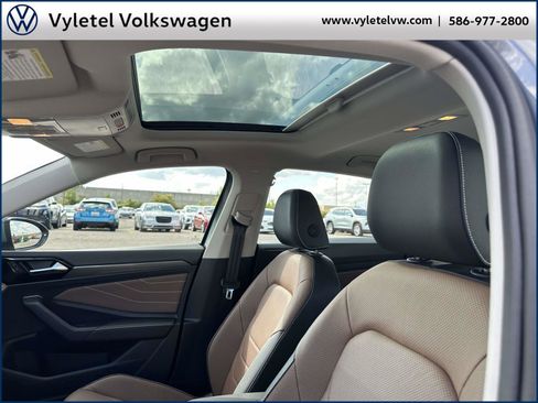 Certified 2025 Volkswagen Jetta SEL image 20
