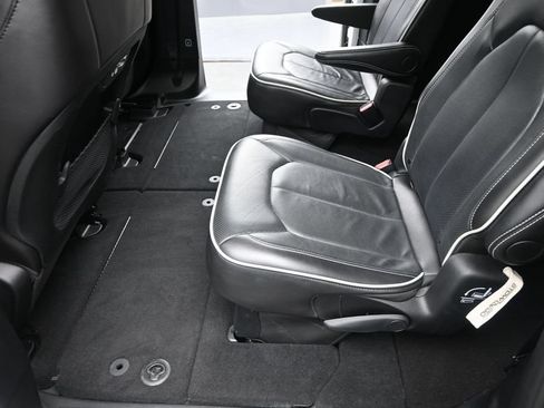 Used 2025 Chrysler Pacifica Limited FWD image 15