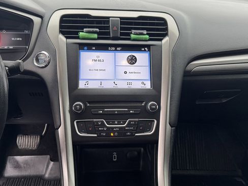 Used 2018 Ford Fusion SE w/ Fusion SE Technology Package image 19