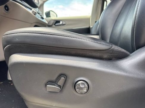 Used 2024 Chrysler Pacifica Touring-L FWD image 15