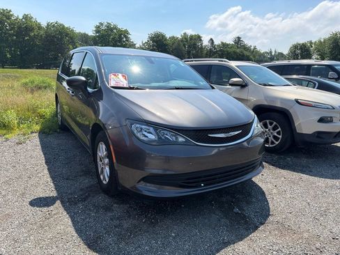 Used 2017 Chrysler Pacifica Touring FWD image 1
