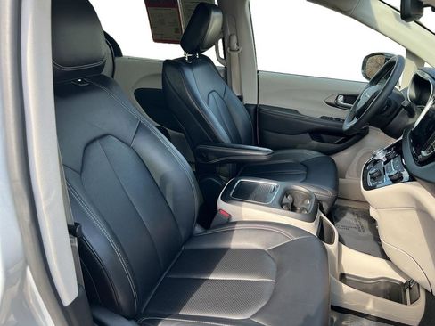 Used 2024 Chrysler Pacifica Touring-L image 24