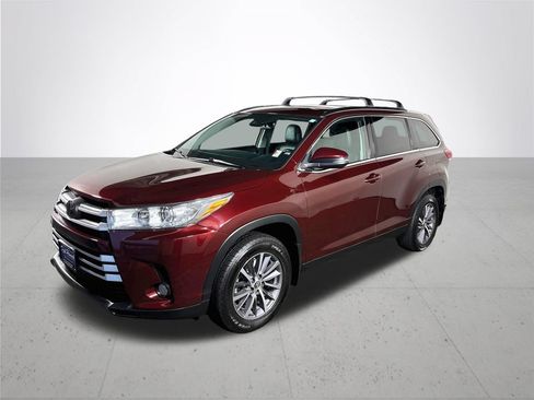 Used 2019 Toyota Highlander XLE AWD/4WD image 2