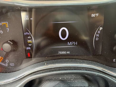 Used 2018 Jeep Grand Cherokee Laredo RWD image 1