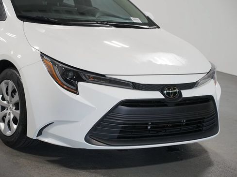 Used 2025 Toyota Corolla LE FWD image 4