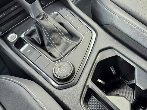 Used 2022 Volkswagen Tiguan SE image 36