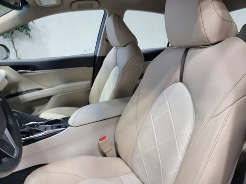 Used 2018 Toyota Camry XLE FWD image 13