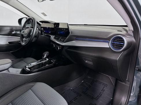 Used 2025 Chevrolet Trax LT w/ LT Convenience Package image 28