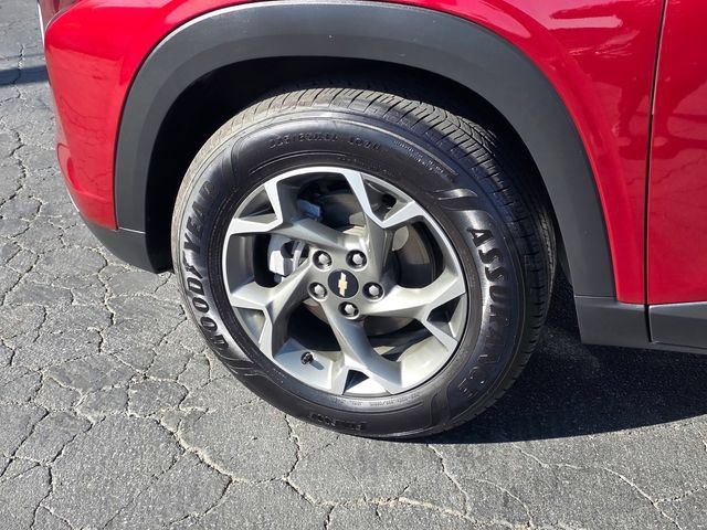 Used 2025 Chevrolet Trax LT FWD image 5