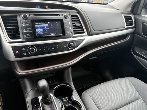 Used 2019 Toyota Highlander LE image 9