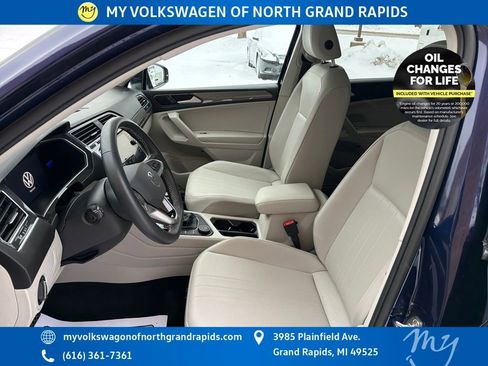 Used 2022 Volkswagen Tiguan SE w/ Panoramic Sunroof Package image 10