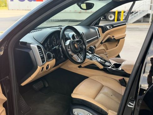 Used 2016 Porsche Cayenne w/ Premium Package AWD/4WD image 17