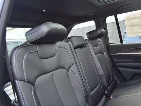 New 2025 Jeep Grand Cherokee Limited w/ Black Appearance Package image 34