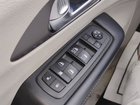 Used 2023 Chrysler Pacifica Touring-L FWD image 38