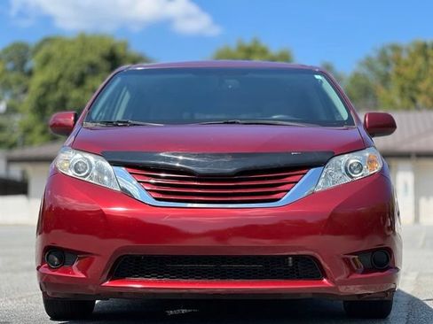 Used 2016 Toyota Sienna LE w/ Outdoor Package FWD image 2
