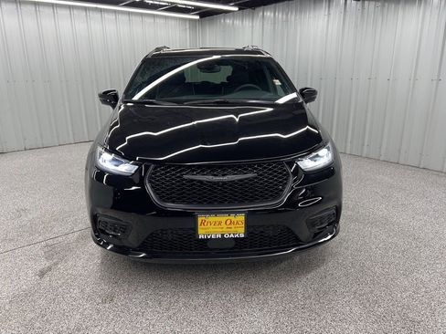 Used 2026 Chrysler Pacifica Limited w/ Uconnect Theater Family Group image 2