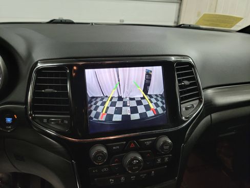 Used 2020 Jeep Grand Cherokee Laredo w/ 18" Wheel & 8.4" Radio Group image 21