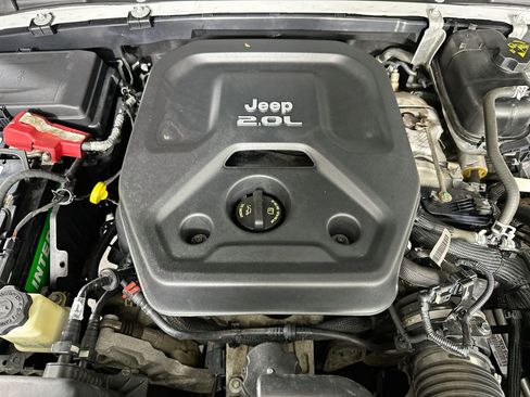 Used 2020 Jeep Wrangler Unlimited Sahara AWD/4WD image 31