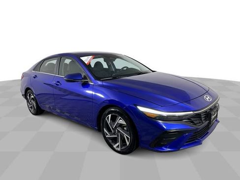 Used 2025 Hyundai Elantra Limited FWD image 2