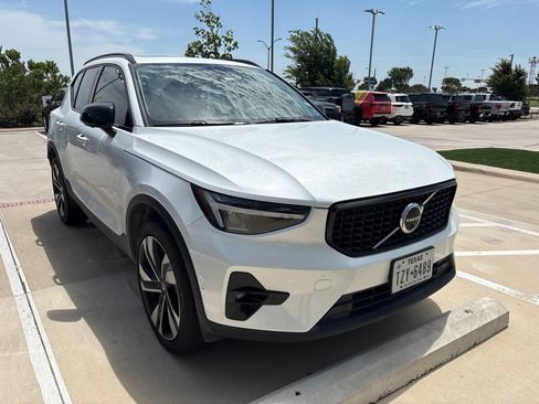 Used 2024 Volvo XC40 B5 Plus w/ Climate Package AWD/4WD image 2