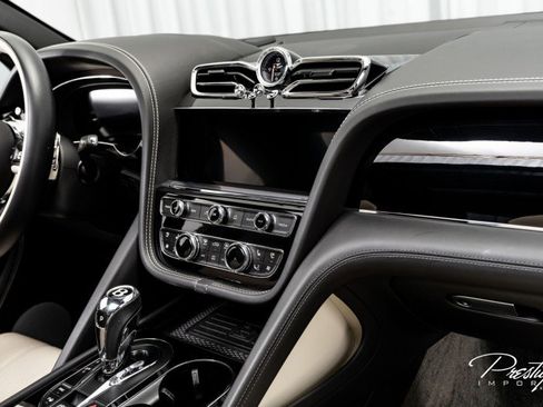 Used 2022 Bentley Bentayga image 49