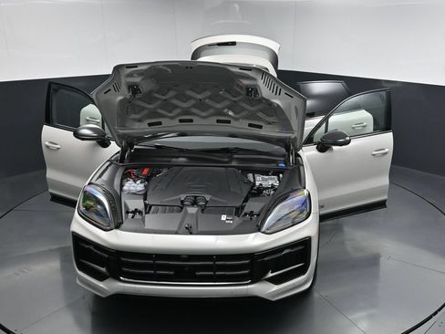 New 2026 Porsche Cayenne GTS AWD/4WD image 33