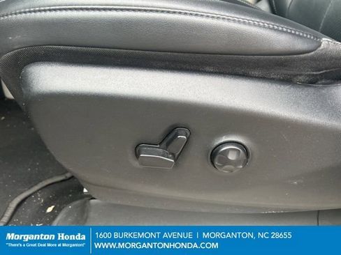 Used 2024 Chrysler Pacifica Touring-L image 16