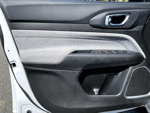 Used 2024 Jeep Compass Latitude image 25