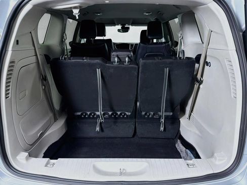 Used 2024 Chrysler Pacifica Limited FWD image 42