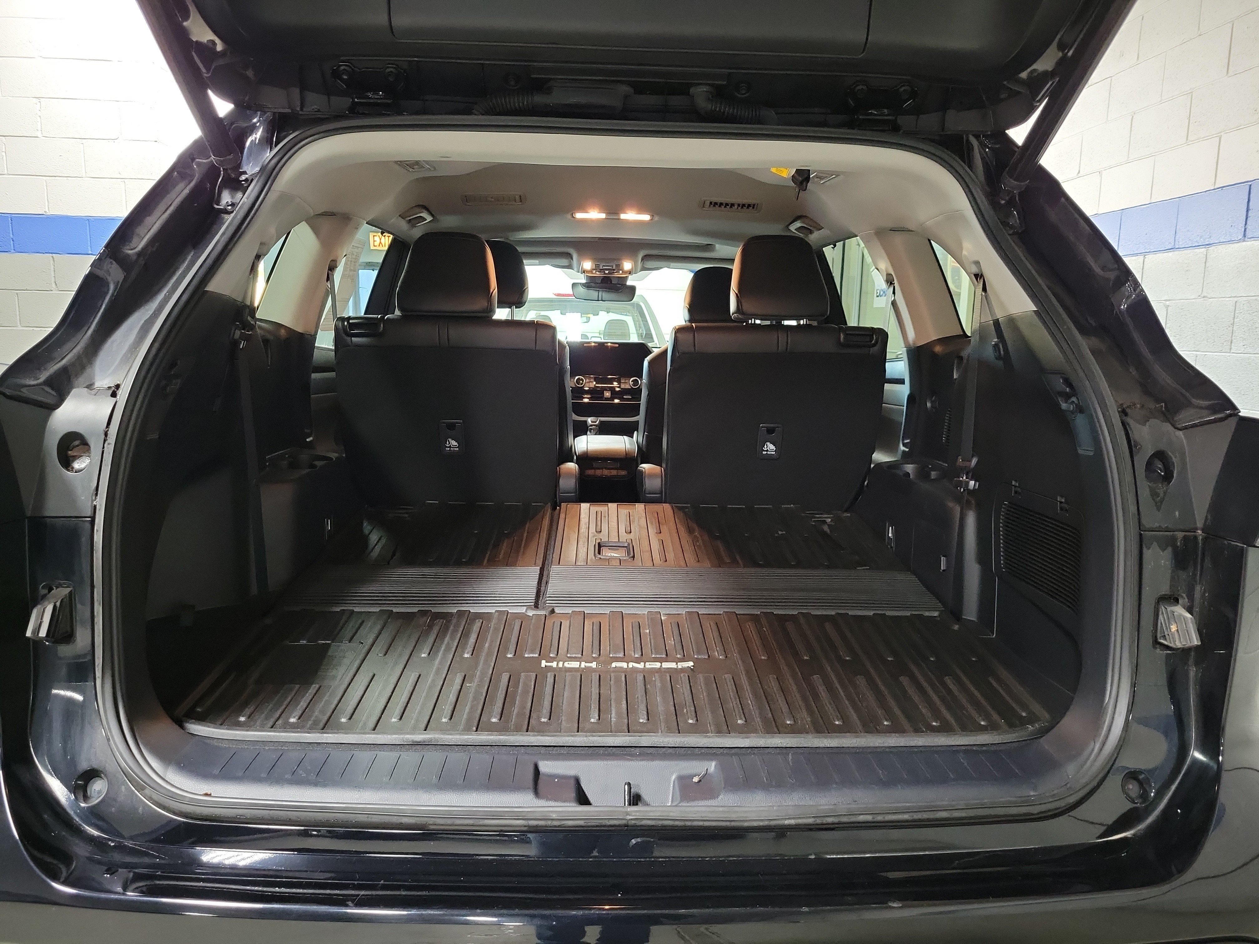 Used 2023 Toyota Highlander XLE AWD/4WD image 9