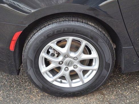 Used 2023 Chrysler Pacifica Touring-L image 11