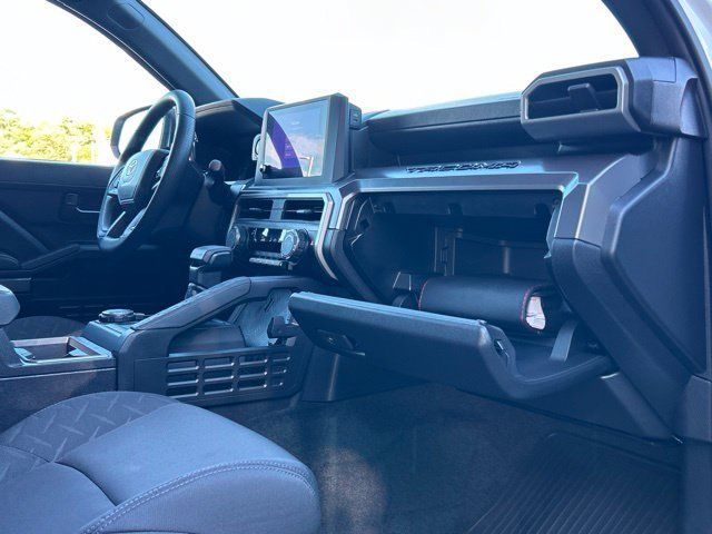 Used 2025 Toyota Tacoma SR5 AWD/4WD image 27