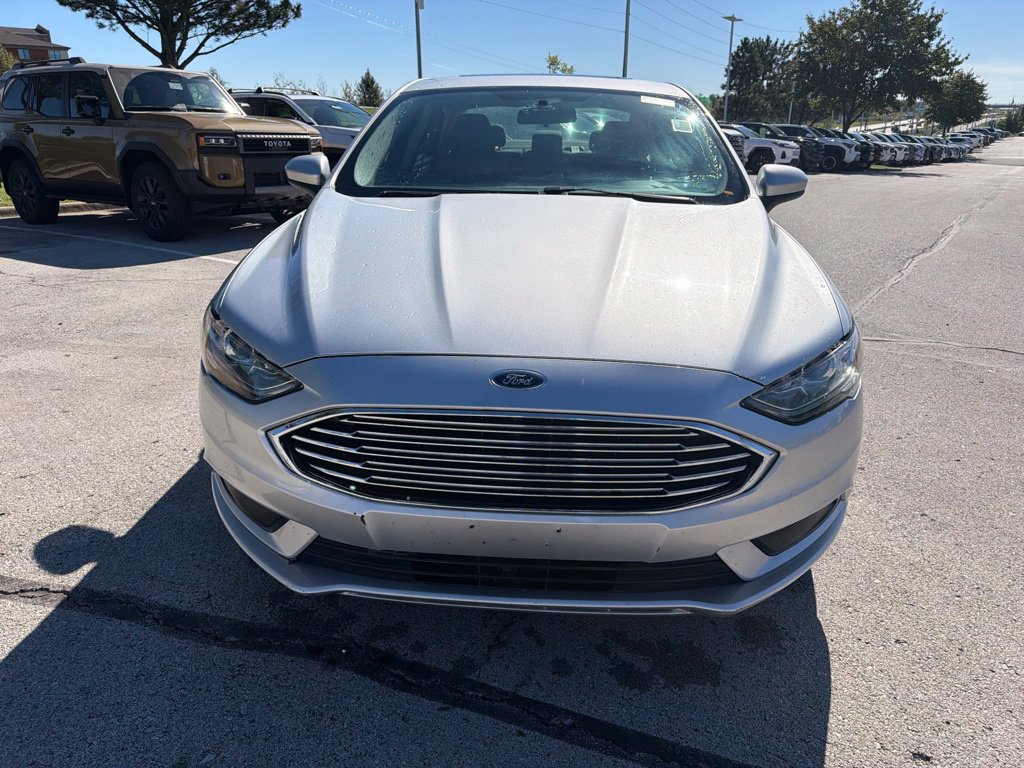 Used 2018 Ford Fusion SE FWD image 2