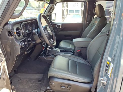 Used 2025 Jeep Gladiator Mojave AWD/4WD image 15