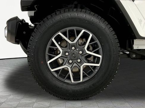 Used 2025 Jeep Wrangler Unlimited Sahara AWD/4WD image 26