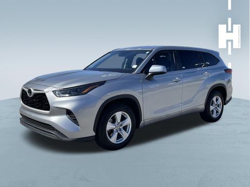 Used 2023 Toyota Highlander L FWD image 3