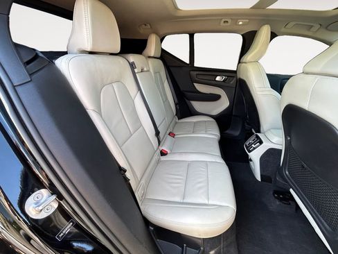 Used 2023 Volvo XC40 B5 Plus image 12